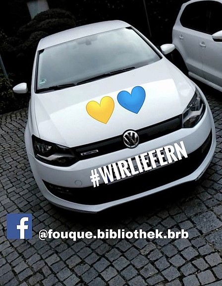 Lieferdienst wird fortgesetzt ein weißes Auto von vorne