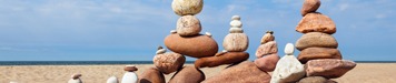 der Brockhaus wirbt für seine Selbstlernkurse mit einem Bild auf denen Türmchen aus gestapelten Steinen zu sehen sind. Steintürmchen