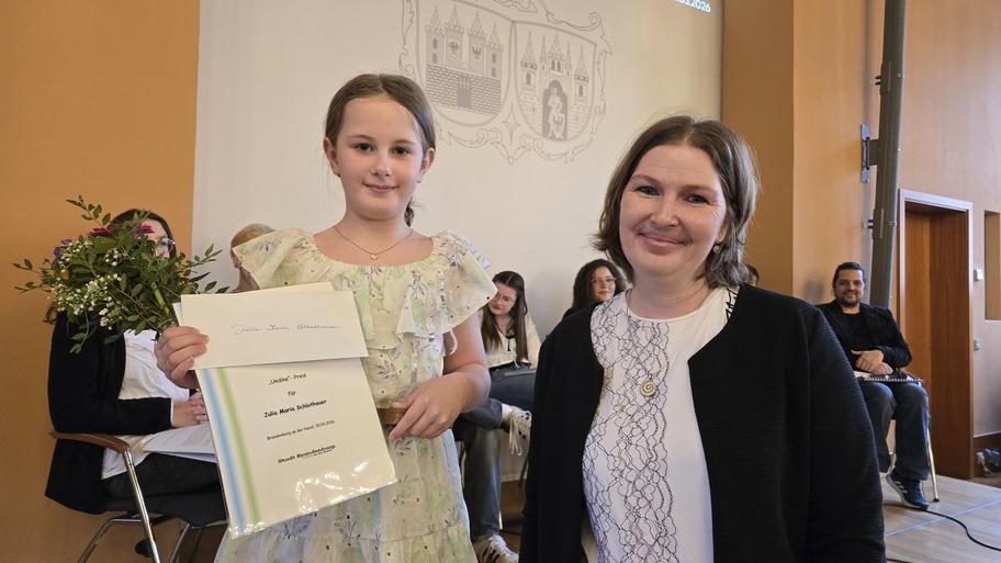 Julia Marie Schlothauer hat den Hauptpreis in der Altersklasse 7-9 Jahre bekommen. Preispate ist der Förderverein "Freunde der Fouqué-Bibliothek e.V."