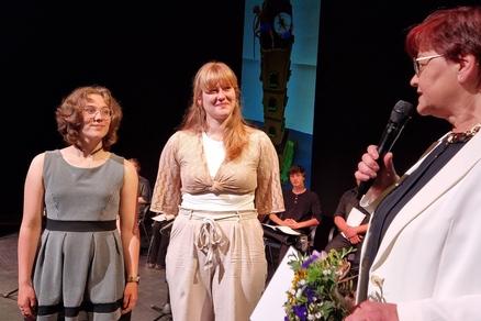 Meggy und Emely Hinze mit Bibliotheksdirektorin Cornelia Stabrodt für die Rechtsanwaltskanzlei Stasche & Buchholz