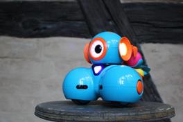 blauer aus drei Kugeln bestehender Roboter