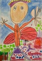 Das Bild zeigt eine bunte Kinderzeichnung eines lächelnden Käfers: Er hat 2 Beine und 2 Arme sowie Hände. Sein Körper ist schmal und orange, seine kleinen runden Flügel sind rot. Die dünnen Beine haben eine violette Farbe. Der Kopf ist sehr groß. Ein Auge ist grün, das andere violett  Der Hintergrund ist himmelblau, grün und rot. Im Hintergrund stehen zwei kleine Figuren, die dem Käfer ähneln. 