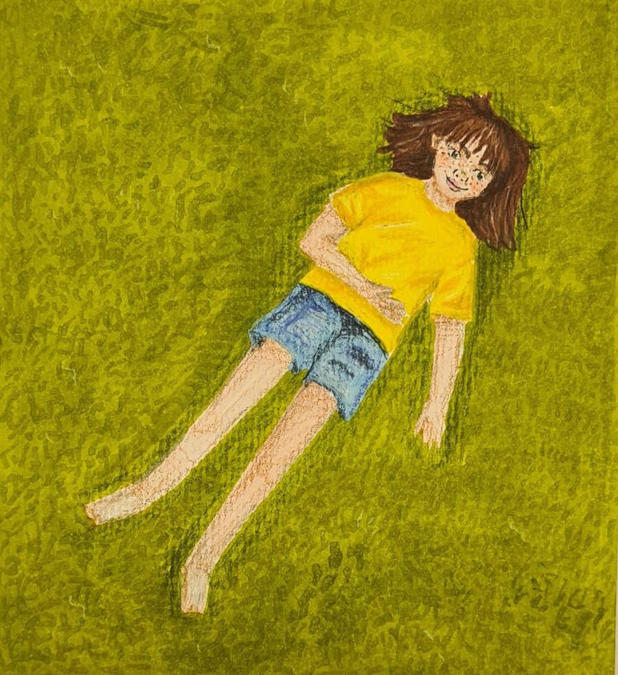 Das gemalte Bild zeigt auf einer grasgrünen Fläche diagonal ausgestreckt liegend, ein hellhäutiges Mädchen. Es trägt ein gelbes Shirt und blaue Shorts. Das Mädchen hat lange braune Haare, dunkle Augen und Sommersprossen im Gesicht. Es schaut nach oben in den Himmel. 