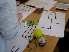 Ein Kind programmiert einen Roboter