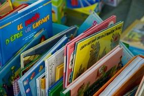 mehrere Kinderbücher in einer Kiste