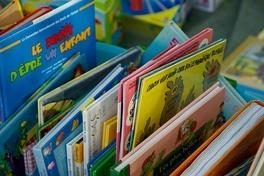 mehrere Kinderbücher in einer Kiste