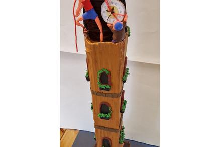 ein Turm, den 3 Personen ersteigen