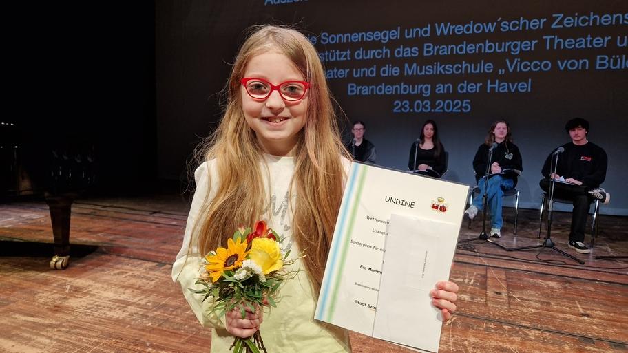 Eva Marlene Lämmerhirt mit Siegerurkunde und Blumen