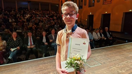 Emmet Food mit Blumen und Siegerurkunde