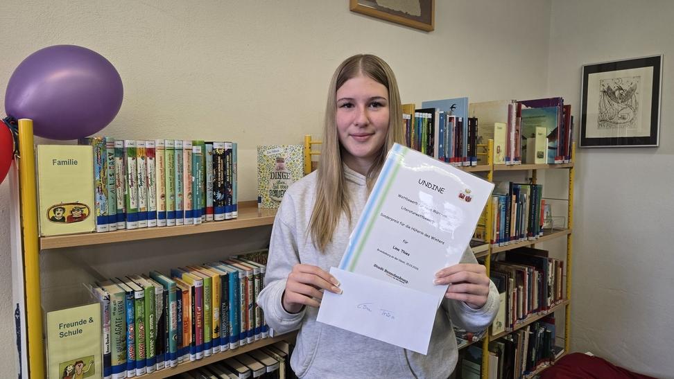 Lina Thieß aus Brück hat ihren Preis nachträglich in der Fouqué-Bibliothek überreicht bekommen. Preispatin ist "Engel & Völkers", Anja Gnest-Oppenborn