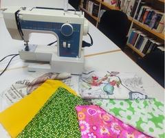 eine Nähmaschine mit Stoffen