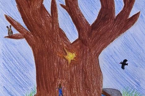 ein kahler Baum, der in der Mitte des Stamms leuchtet.