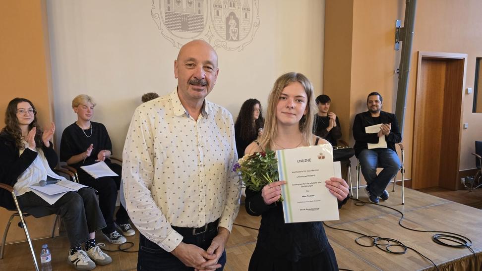 Den "Sonderpreis für die schönste aller Entführungen" bekam Mina Teubner (14 Jahre) von André Eckhardt überreicht.
