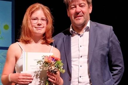 Ida van de Kamp mit Oberbürgermeister Steffen Scheller für das Autohaus mothor