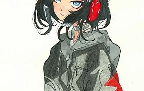 Das Bild zeigt die Mangazeichnung eines Mädchens  mit schwarzen Haaren und grau-schwarz-roter Kleidung. Das Mädchen hat knallrote Kopfhörer aufgesetzt.