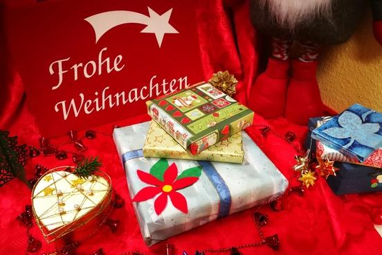 ein weihnachtlicher Geschenketisch mit Päckchen