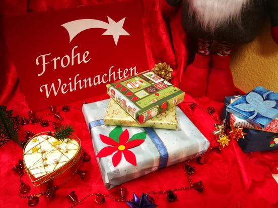 ein weihnachtlicher Geschenketisch mit Päckchen