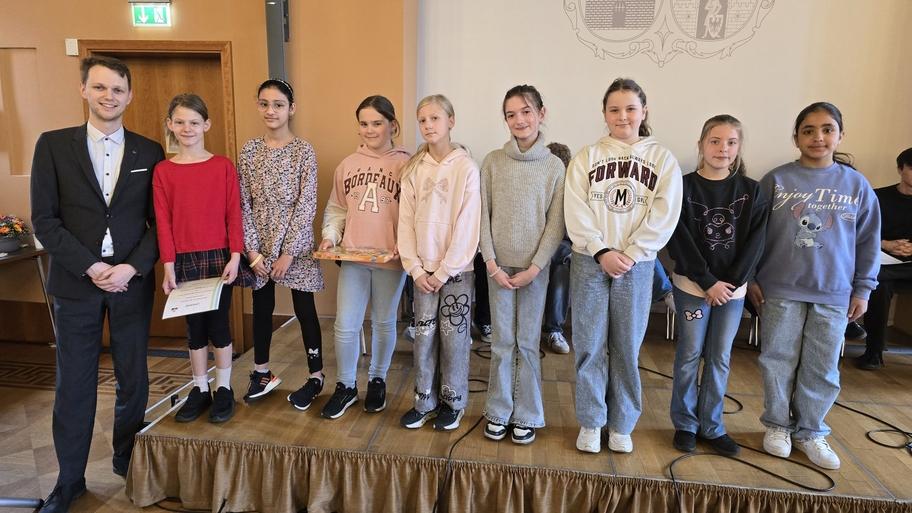 Die Klasse 4b der Premnitzer Grundschule "Am Dachsberg" hat sich mit diesem Märchen einen Sonderpreis verdient, den Marvin Drochmann übergab.