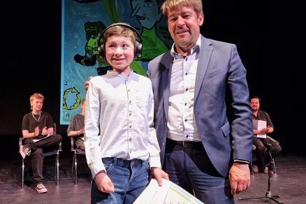 Khusrav Khodzhibaev mit Oberbürgermeister Steffen Scheller für den Gewerbeverein