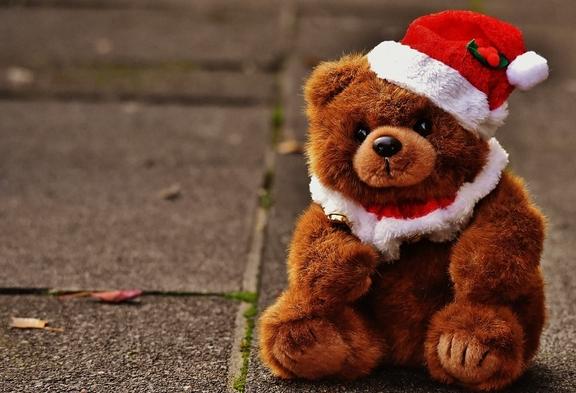 Auf der Strasse sitzt ein Teddybär mit rotre Weihnachtsmützenchtsmütz 