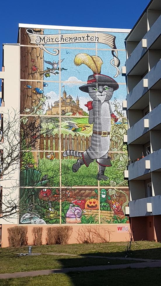 Das Bild des gestiefelten Kater an einer Plattenbau-Hauswand