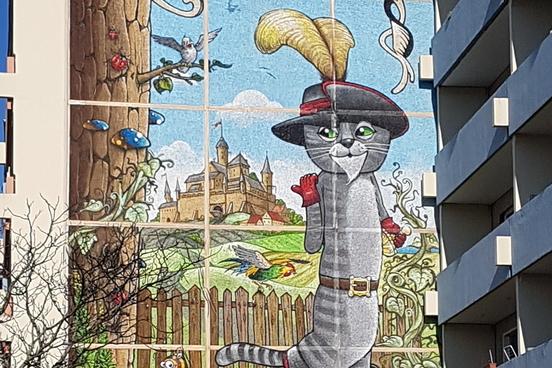 Das Bild des gestiefelten Kater an einer Plattenbau-Hauswand