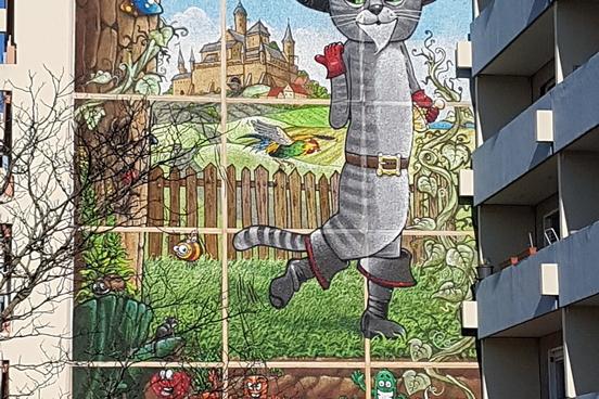 Das Bild des gestiefelten Kater an einer Plattenbau-Hauswand