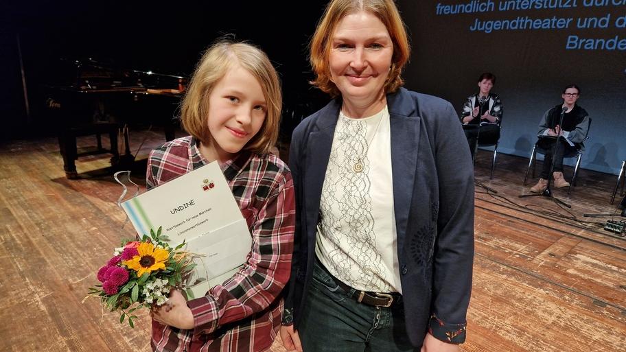 ein Mädchen und eine Frau bei der Preisverleihung