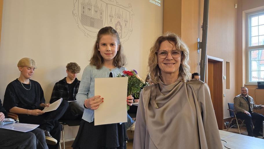 Den "Sonderpreis für einen ganz besonderen Zauber" bekam Paulina Mähne, 9 Jahre, aus Rathenow von Heide Traemann in Vertretung der Stadtwerke.
