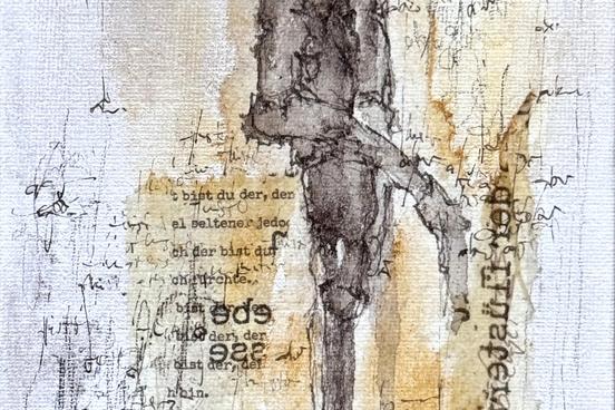 Ein Bild aus ser Ausstellung: eine dunkle, lange Gestalt sitzt sinnend, mit einem überschlagenen Bein, neben ihrn Textfragment