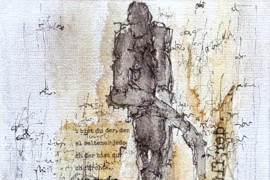 Ein Bild aus ser Ausstellung: eine dunkle, lange Gestalt sitzt sinnend, mit einem überschlagenen Bein, neben ihrn Textfragment