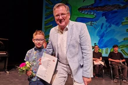 Moritz Roos mit Hartmut Ohm vom Lions Club