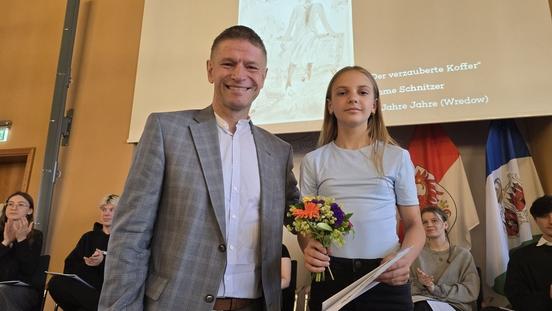 Emma Schnitzer mit Gordian Rusch vom Gewerbeverein Brandenburg an der Havel