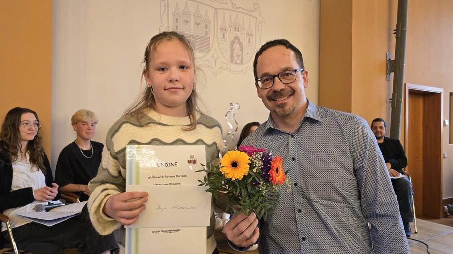 Ein weiterer Hauptpreis in der Altersklasse 10-12 Jahre ging an Maja Grützmacher (10) und wurde von Holger Schuldt, Geschäftsführer der Senioren- und