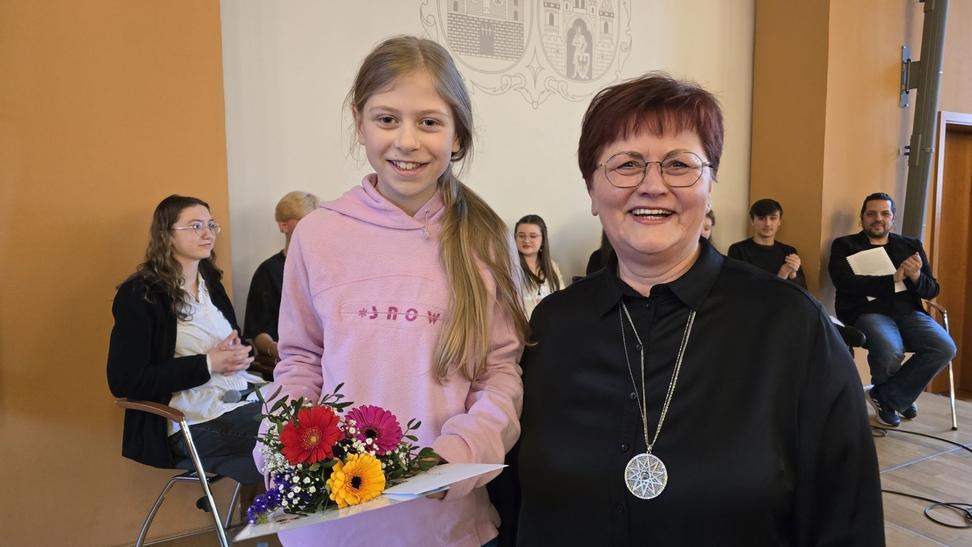 Mit einem Sonderpreis wurde auch Henriette Ueck (10) aus Potsdam geehrt. Den von Dr. Dietlind Tiemann spendierten Preis überreichte Cornelia Stabrodt.