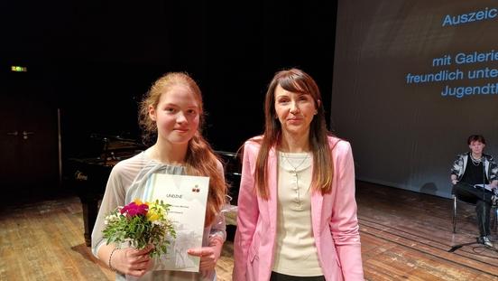 Nova Liebe mit der Sponsorin Julia Becker, Geschäftsbereichsleitung, Senioren- und Pflegezentrum Brandenburg GmBH