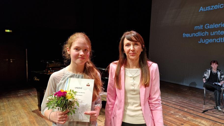 Nova Liebe mit der Sponsorin Julia Becker, Geschäftsbereichsleitung, Senioren- und Pflegezentrum Brandenburg GmBH