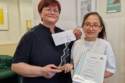 Bianca Gonzaléz mit Bibliotheksdirektorin Cornelia Stabrodt