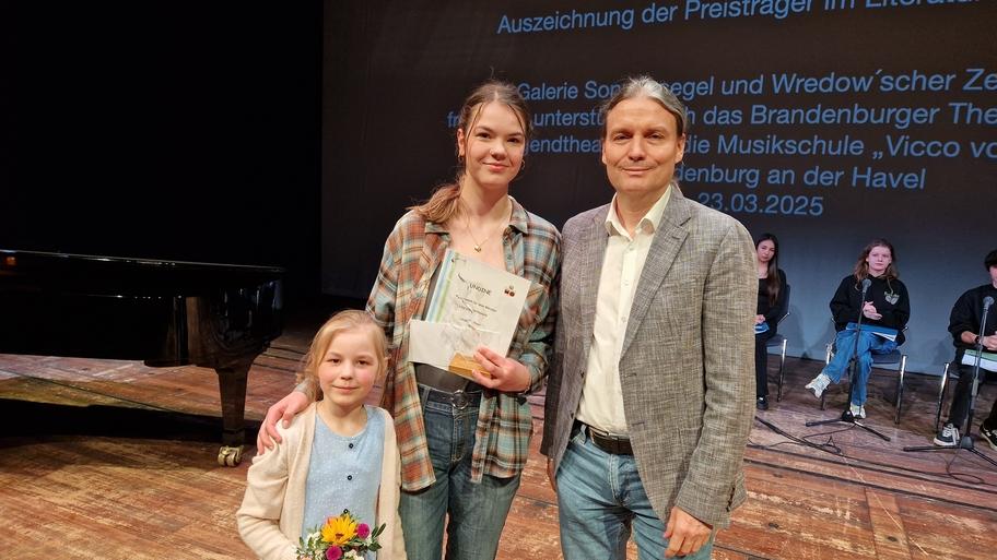 Lilly Altenkirch mit einem kleinen Kind und dem Sponsoren Matthias Osterburg