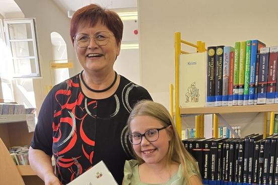 Julie Gebhardt für Kl.3 der Meusebach-Grundschule mit der Direktorin der Fouqué-Bibliothek, Cornelia Stadrodt