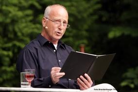 Harald Arnold liest aus einem Buch vor