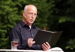 Harald Arnold liest aus einem Buch vor
