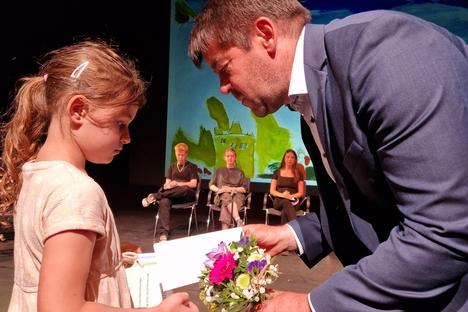 Zoey Marlleen Ulrich mit Oberbürgmeister Steffen Scheller für das SPZ (Senioren – und Pflegezentrum Brandenburg)