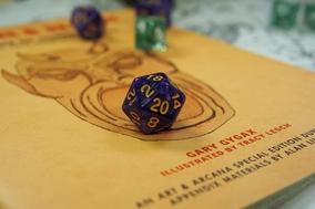 ein Spielbrett mit Würfel des Spiels Pen &Paper