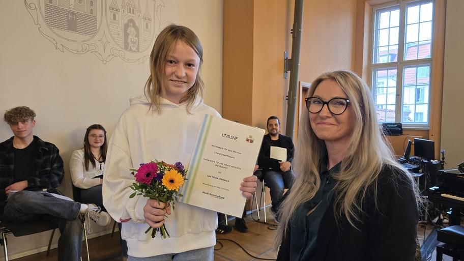 Mit dem "Sonderpreis für eine hübsch verdrehte Märchenwelt" wurde Leni Nicole Steinbach aus der Klasse 5a geehrt.