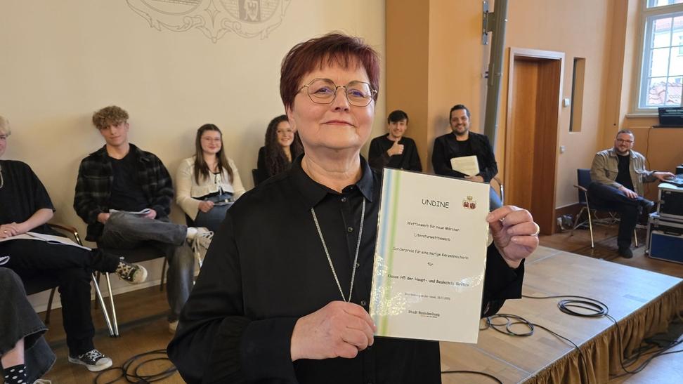 Den Sonderpreis samt Urkunde wird Fouqué-Bibliothek-Direktorin Cornelia Stabrodt der Siegerklasse zusenden.