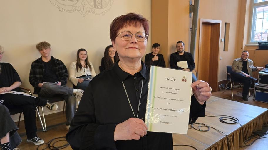 Den Sonderpreis samt Urkunde wird Fouqué-Bibliothek-Direktorin Cornelia Stabrodt der Siegerklasse zusenden.