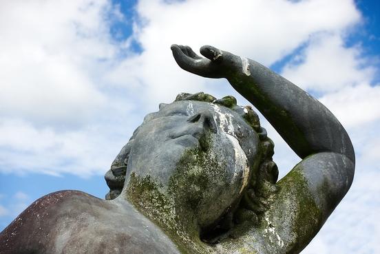 eine Jungenstatue, die halb mit Vogelmist verdreckt ist.