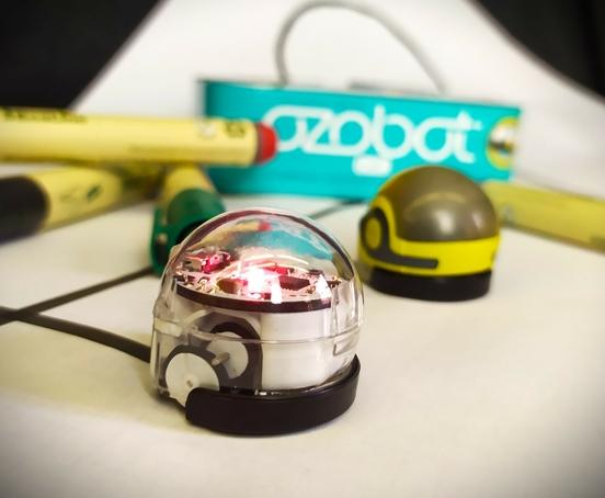 Ein kugeliger Roboter, Ozobot genannt, steht auf einer schwarzen Liniezobot