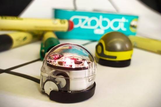 Ein kugeliger Roboter, Ozobot genannt, steht auf einer schwarzen Liniezobot